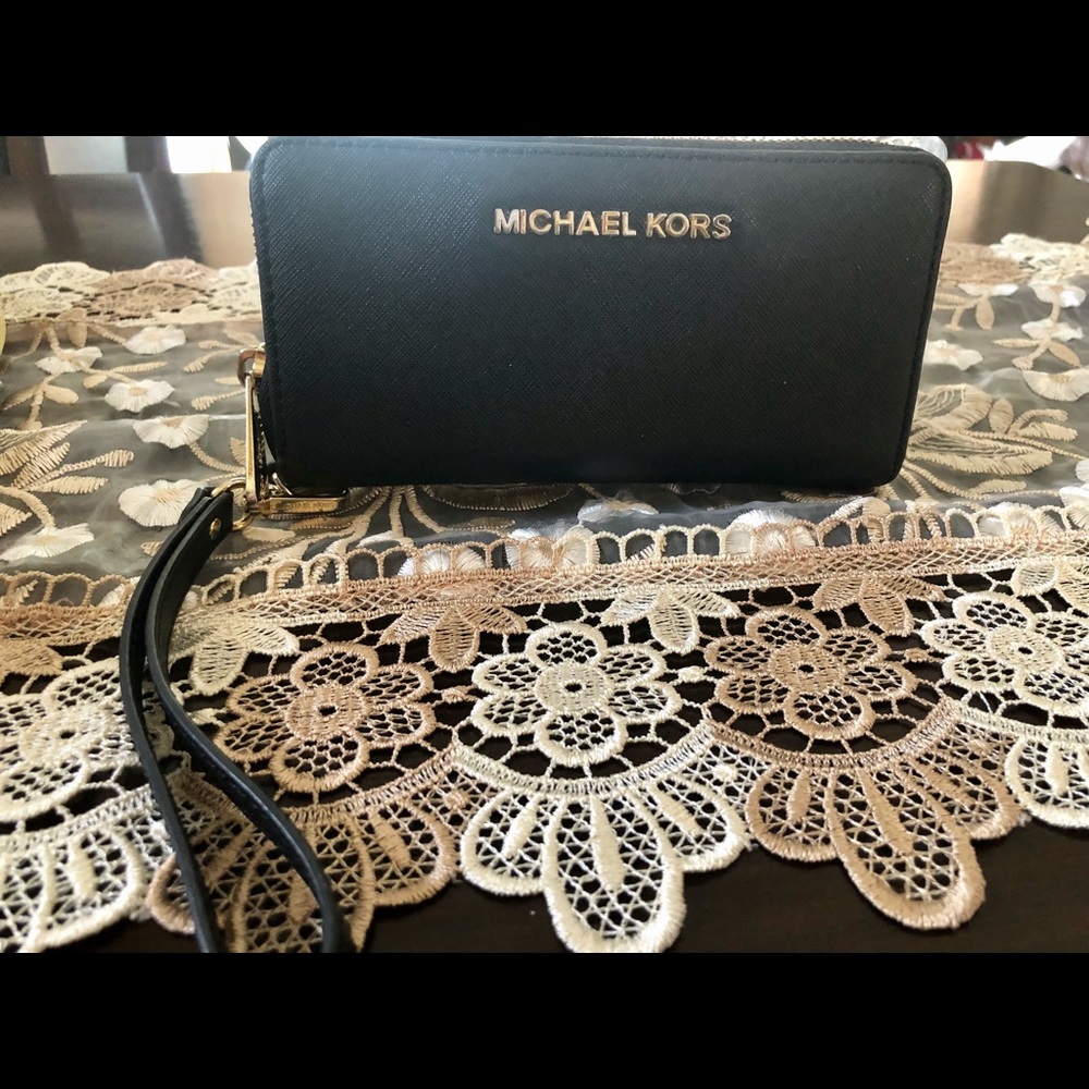 Micheal Kors  Wristlet 🖤